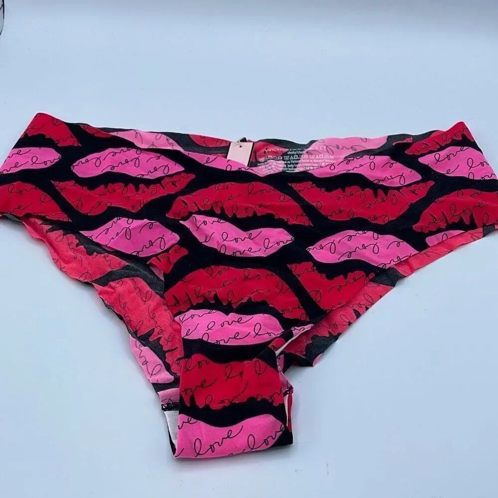 NWT size M Victoria’s Secret lips n love